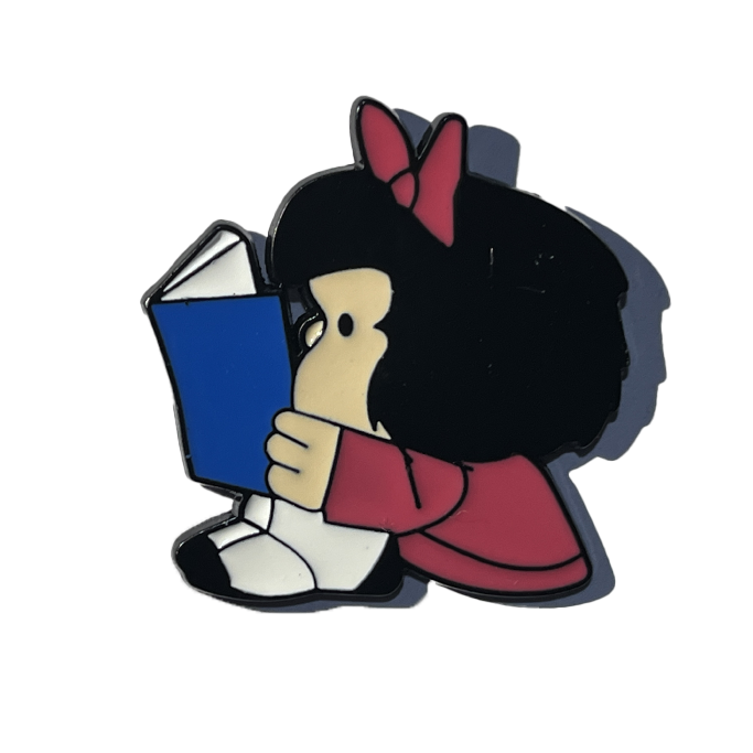 Mafalda leyendo un libro