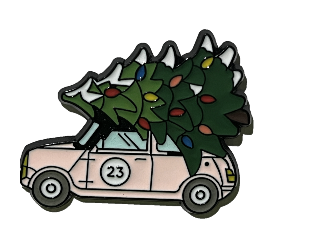 Carro rosa con árbol en el techo