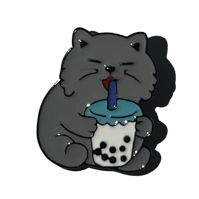 Gato gris tomando Bubbletea