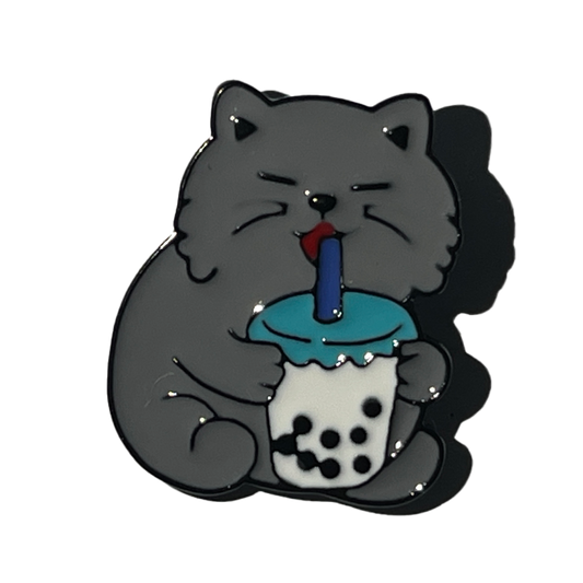 Gato gris tomando Bubbletea