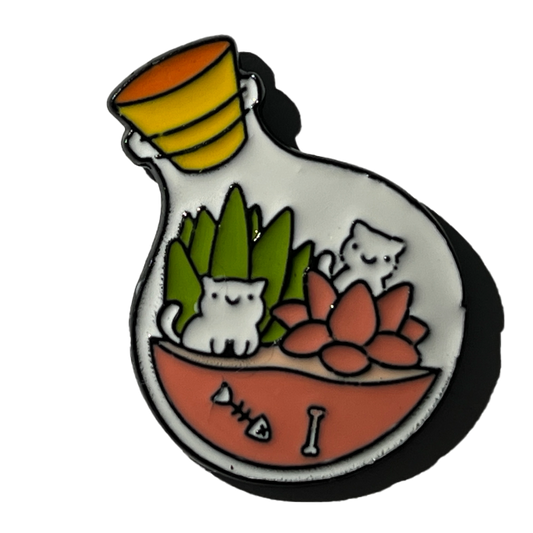 Gatitos blancos dentro de un frasco