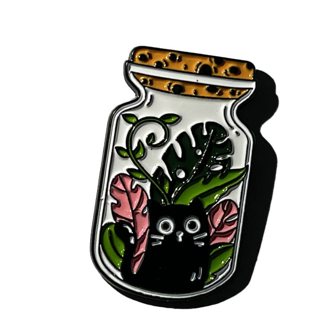 Gato negro dentro de frasco con plantas