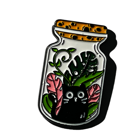 Gato negro dentro de frasco con plantas