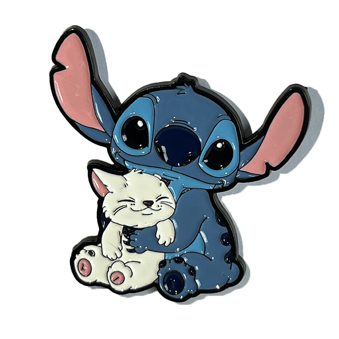 Stitch abrazando a un gato
