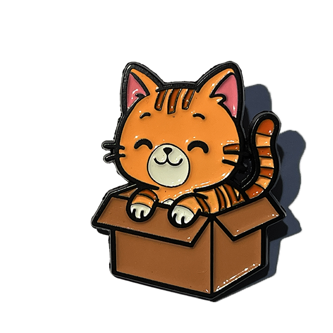 Gatito naranja dentro de una caja