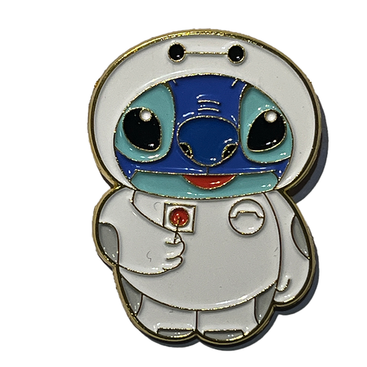 Stitch vestido como Baymax