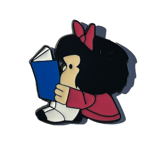 Mafalda leyendo un libro