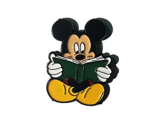 Mickey leyendo un libro