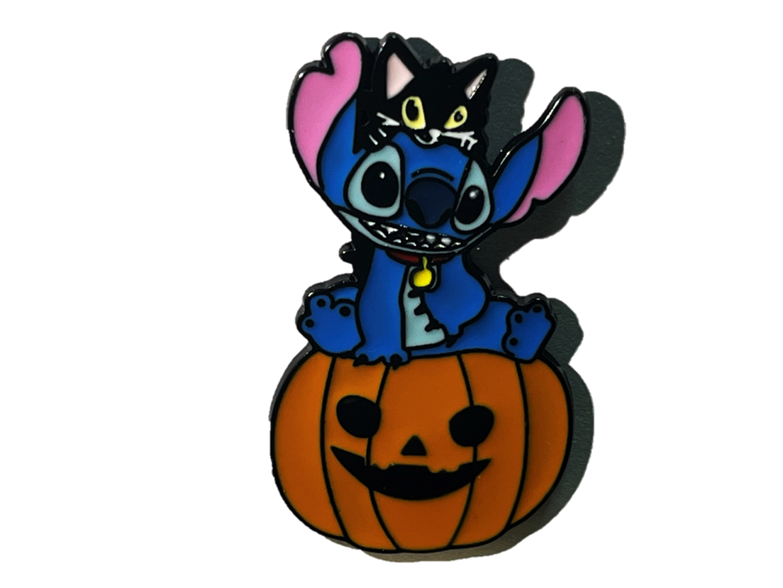 Stitch sobre calabaza y gato negro