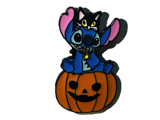 Stitch sobre calabaza y gato negro