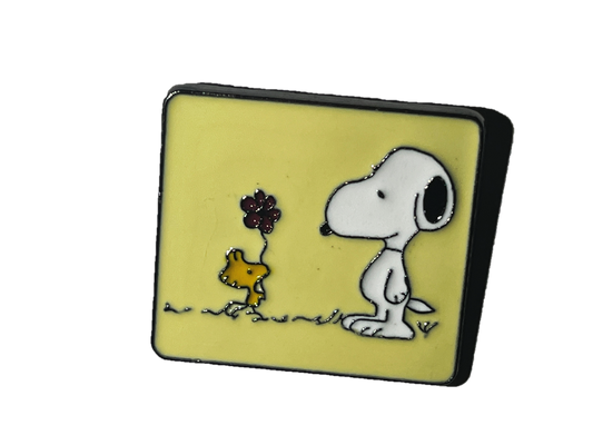 Woodstock regalándole una flor a Snoopy